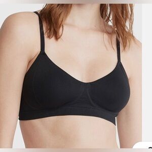 NWT CALVIN KLEIN Women's Sz M invisibles Lightly Lined Bralette removable Pads